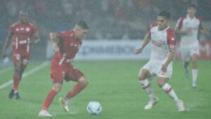 América se enreda en casa y se aleja de los Octavos de Final
