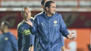 André Jardine, molesto con el arbitraje por la decisión de no expulsar a Carlos Moreno