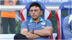 El técnico del América Femenil, Ángel Villacampa tunde a Antonio Contreras tras eliminar a Chivas