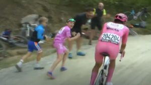 La afición alienta a Isaac del Toro en la lucha por el liderato del Giro de Italia
