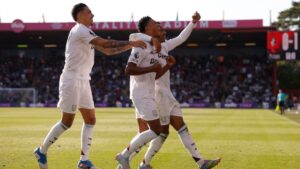 Aston Villa sueña con volver a Champions y aleja al Bournemouth de Julián Araujo de la Conference