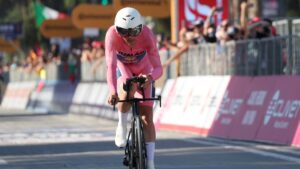 Por un segundo Joshua Tarling se queda con la contrarreloj y Primoz Roglic se viste de rosa