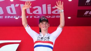 Por un segundo, Joshua Tarling se queda con la contrarreloj y Primoz Roglic se viste de rosa