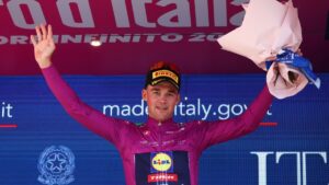 Mads Pedersen vuelve a demostrar por qué es el ‘rey’ del sprint y recupera la maglia rosa