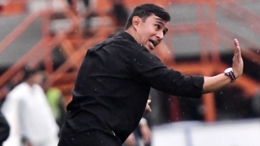 Jhon Jairo Bodmer, dirigiendo | VizzorImage.