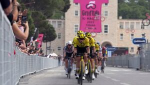 Casper van Uden sorprende a los favoritos y se queda con la cuarta etapa del Giro de Italia 2025