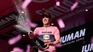 ¡Mads Pedersen, indomable! Gana su tercera etapa y se adueña de la maglia rosa