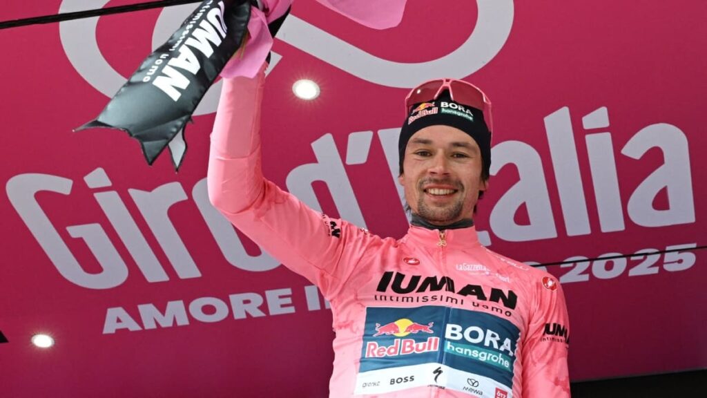Primoz Roglic con la maglia rosa | Reuters.