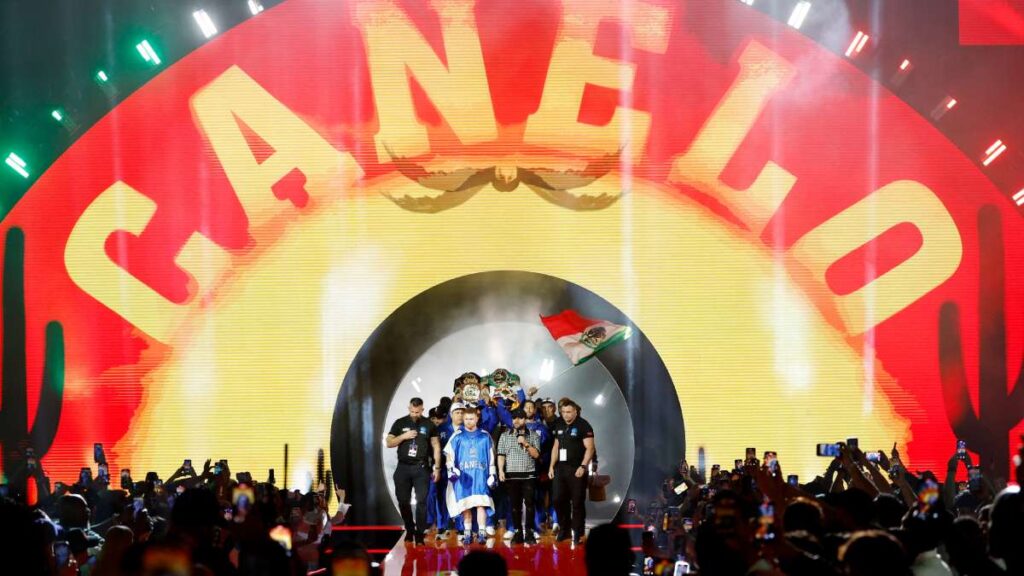 Gran entrada al ring de Saúl Álvarez en Arabia Saudita