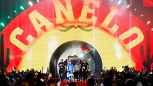 ¡Trakas! Canelo Álvarez realiza espectacular entrada al ring al lado de Luis R. Conriquez