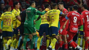 ¡Tensión en el Infierno! Conato de bronca entre jugadores de Toluca y América en la Gran Final