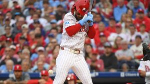 ¡Doloroso! Bryce Harper deja el juego entre Phillies y Braves tras sufrir un pelotazo en el codo