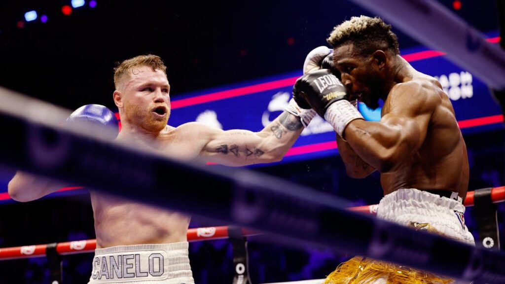 Canelo Álvarez se impuso por decisión unánime a William Scull en Arabia Saudita