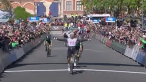 Juan Sebastián Molano gana la última etapa del Tour de Hungría y Harold Martín López sale campeón