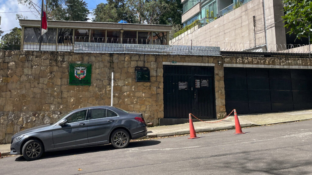 Vehículo estacionado en Bogotá. - Reuters.