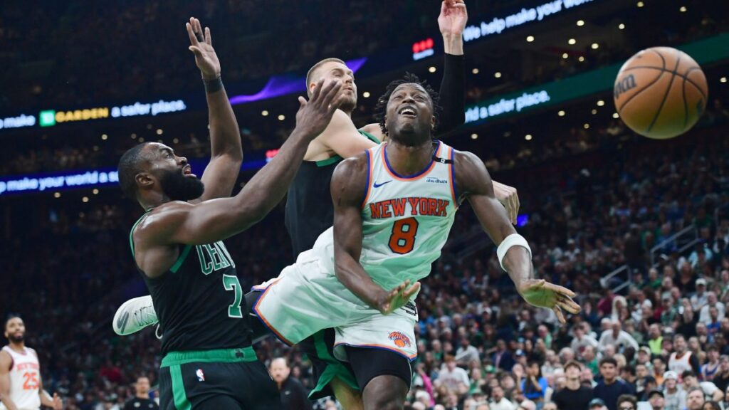 Los Celtics viven para un juego más en un aguerrido enfrentamiento ante los Knicks