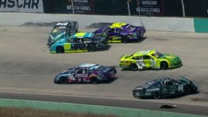 ¡Choque múltiple en la Nascar México Series! Varios autos abandonan en Aguascalientes