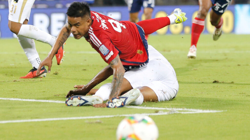 Luis Sandoval mira la pelota. - Vizzor Image.