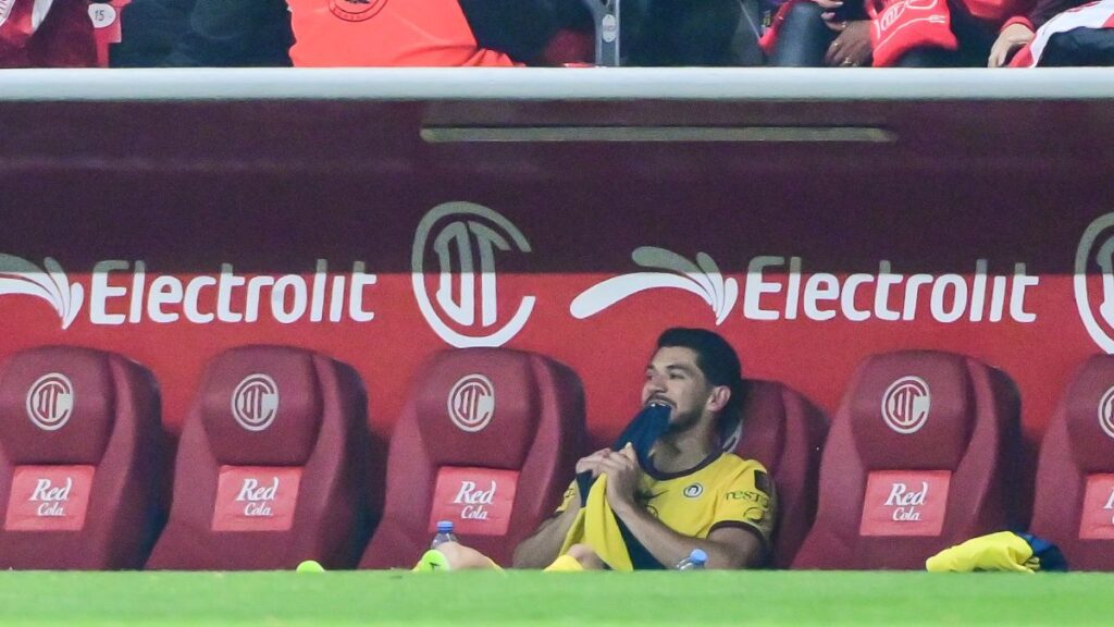 Henry Martín sale por lesión