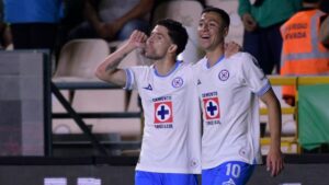 Cruz Azul toma ventaja y deja herido al León con un Montaño brillante