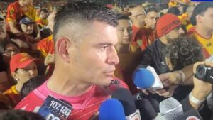 Danny Carvajal le apunta a Washington Ortega en el título de Herediano ante Alajuelense