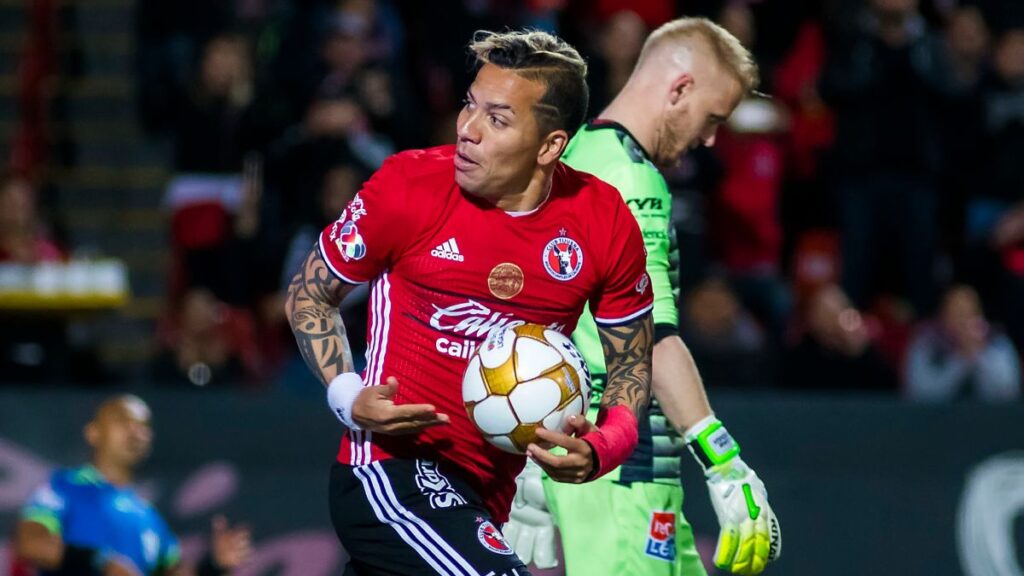 Dayro en lo suyo, festando con la camiseta de Xolos. Imago 7