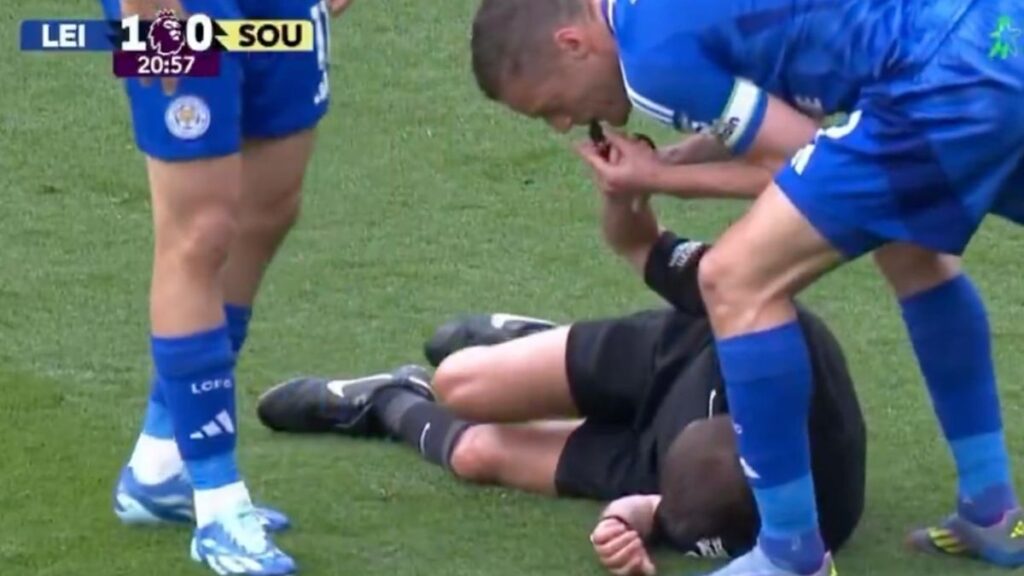 Jamie Vardy toma el silbato del árbitro lesionado