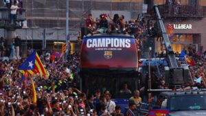 Las calles de Barcelona se pintan de blaugrana para celebrar el triplete domestico