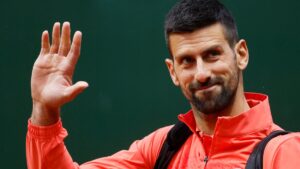 ¡Con el Arco del Triunfo como testigo! Djokovic cambia su raqueta por una bicicleta y da un paseo por París