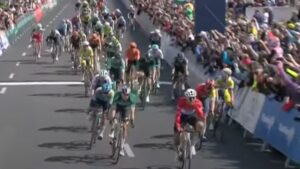 Dylan Groenewegen se lleva una etapa llena de dramatismo bajo la lluvia en el Tour de Hungría