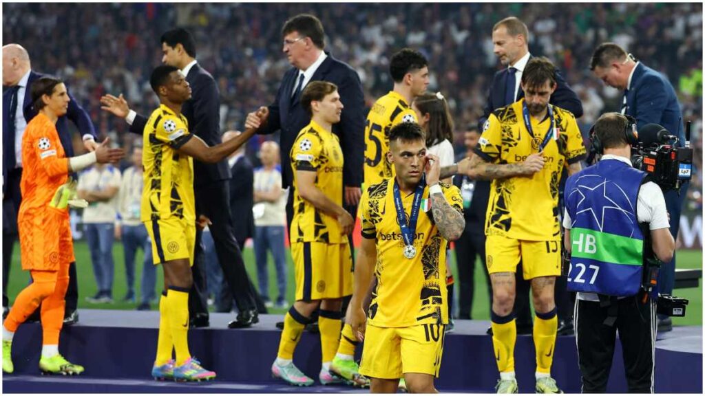 El Inter recibe las medallas de subcampeón | Reuters