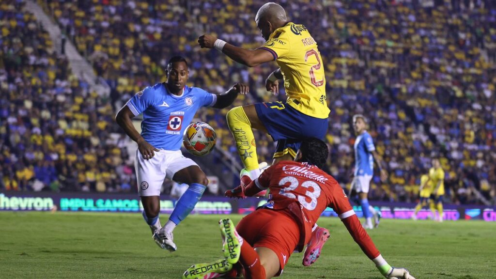 Kevin Mier cometió un penalti ante América