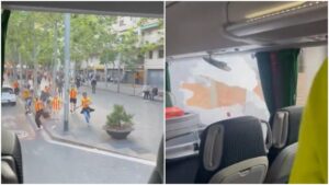 Brutal ataque de aficionados del Sant Andreu al autobús del Rayo Majadahonda tras perder el juego por el ascenso
