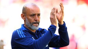 Dueño del Nottingham salta al campo para recriminar a Nuno Espirito Santo el empate ante el Leicester