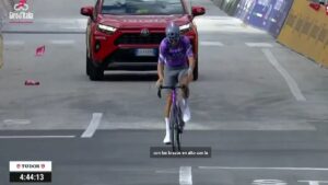 Luke Plapp no se despeina y gana en Castelraimondo la etapa 8 del Giro de Italia: Diego Ulissi, nuevo líder de la general