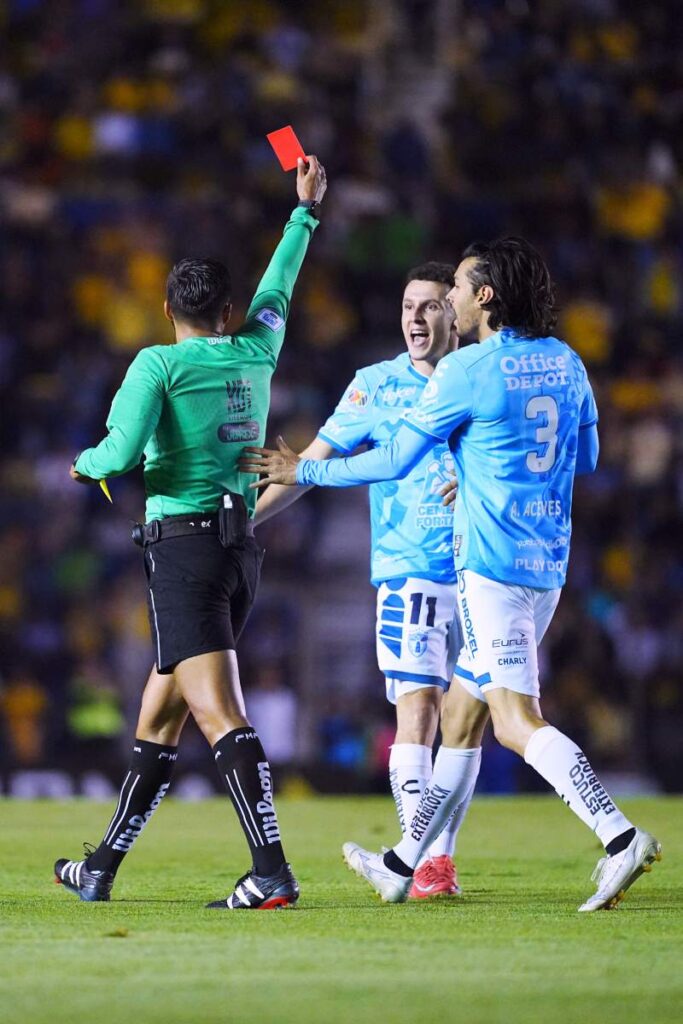 Polémica expulsión de Oussama Idrissi deja en desventaja al Pachuca ante América