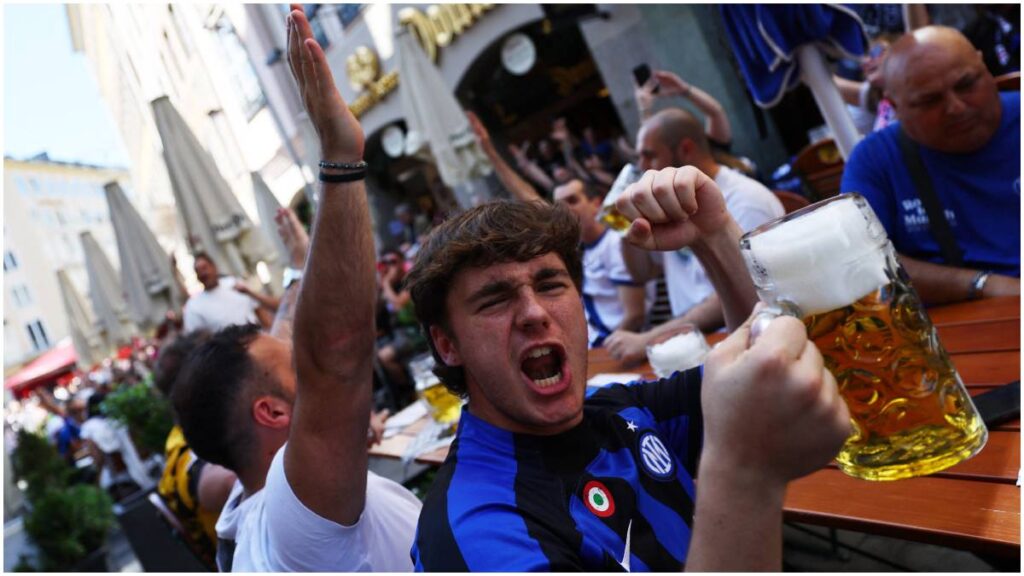 Fanáticos del PSG y el Inter aprovechan para tomar cerveza alemana | Reuters
