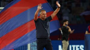 Hansi Flick renueva con el Barcelona hasta 2027 tras una temporada (casi) de ensueño