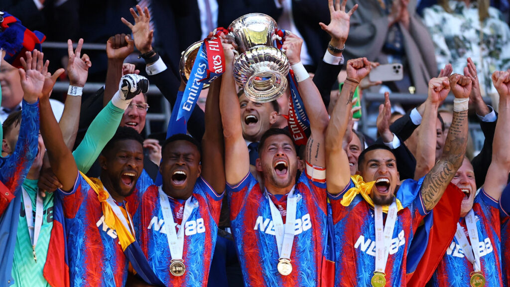 Jugadores del Crystal Palace celebran el título de FA Cup. - Reuters.