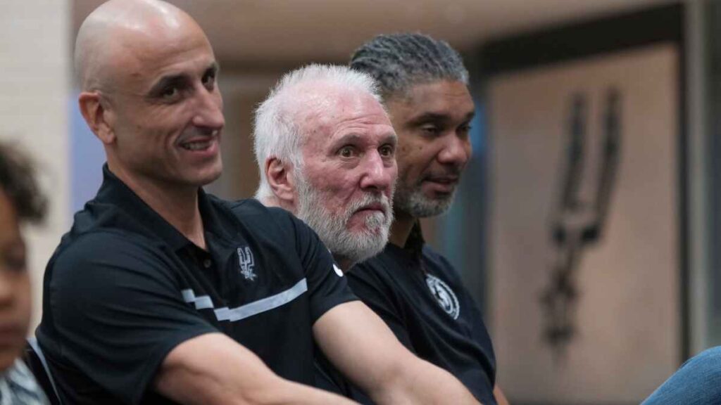 Popovich, con Duncan y Ginobili en la presentación de Mitch Johnson 