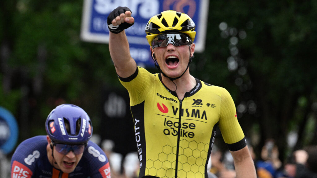Olav Kooij celebrando el triunfo de la etapa 12 del Giro de Italia / Reuters