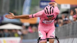 ¡Olé, Del Toro! Así celebró el mexicano su victoria en la etapa 17 del Giro