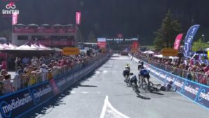 Giulio Pellizzari sufre una caída en la recta final de la etapa 19 del Giro de Italia