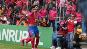 Por qué se demora la llegada de Mario Acevedo y Dwight Pezzarossi a Municipal