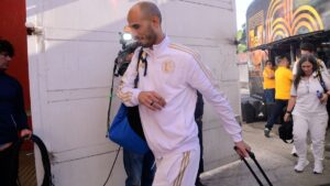 Guido Pizarro vive intensamente la ida de cuartos de final ante el Necaxa desde la grada del Victoria