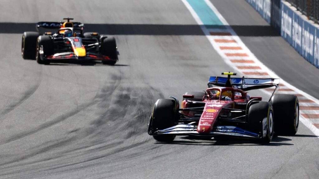 Lewis Hamilton se disculpó con Max Verstappen por un error de su equipo, pero el neerlandés espera que lo castiguen