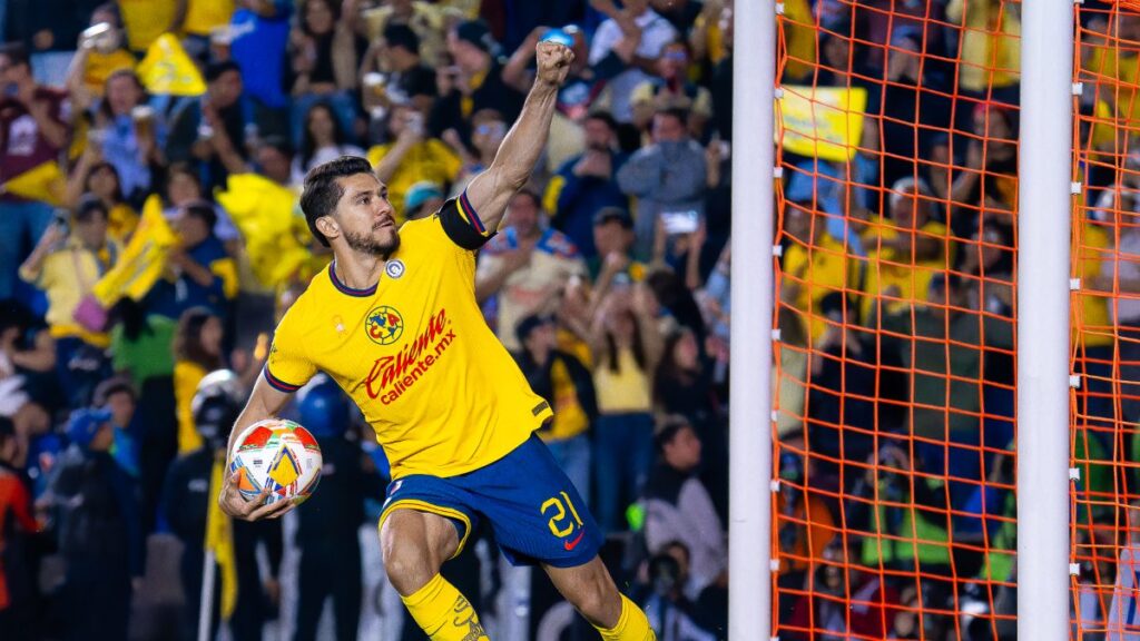 Henry Martín en festejo de gol