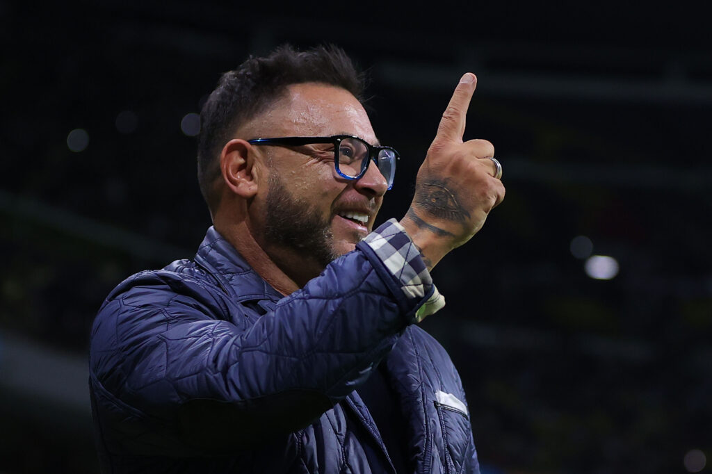 Mohamed gesticula a la afición tras ser expulsado, ante las Águilas. Imago7