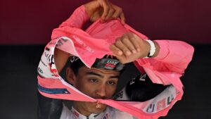 Isaac del Toro pierde la maglia rosa del Giro de Italia ante la estrategia de Simon Yates y su equipo