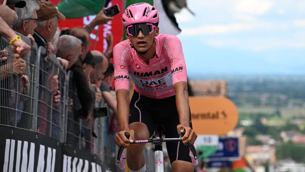 El ciclista mexicano Isaac del Toro que respondió a la rebeldía de ecuatorianos y colombianos para mantener, una etapa más, la maglia rosa
